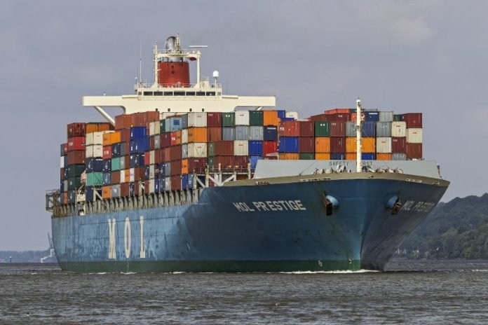 Пожар на контейнеровозе: два моряка госпитализированы