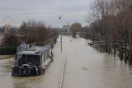 В центре Парижа на дно пошла уникальная жилая баржа (ФОТО)