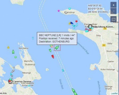 Береговой охране после столкновения двух судов пришлось собирать части от контейнеров и бананы