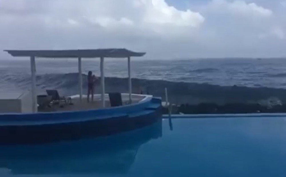 Беспечную «морячку» буквально снесло волной с судна (ВИДЕО)