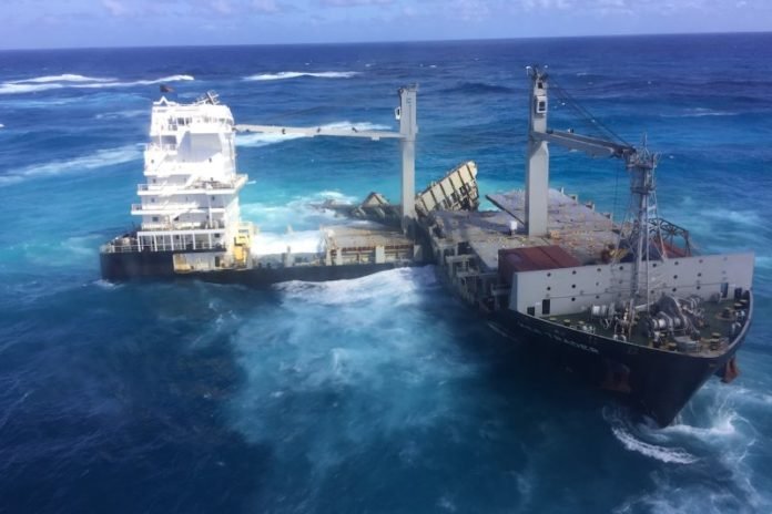 Циклоны разрушают контейнеровоз Kea Trader