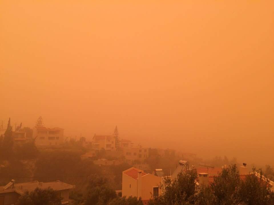 Крит накрыло оранжевой пылью: члены экипажей судов не видят даже море (ФОТО)