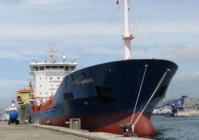 Нападение на танкер в Гвинейском заливе: ранены охранники