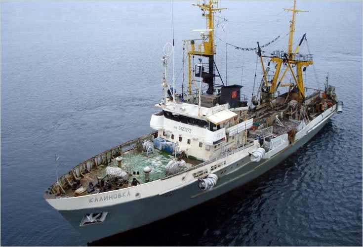 От гибели на судне в Охотском море спасли моряка