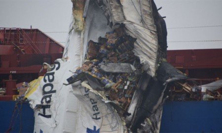 От столкновения контейнеровоза с балкером посыпались контейнеры и произошел пожар (ФОТО)