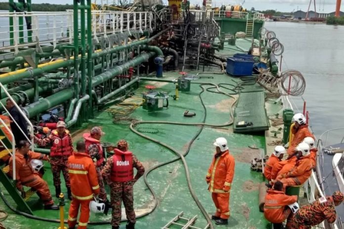 Пожар на судне в Малайзии: трое пострадавших