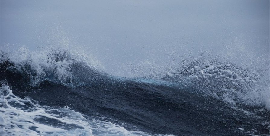 Российские спасатели оставили моряков на аварийном судне посреди штормящего моря