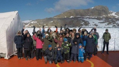Судно с пассажирами, застрявшее во льдах Гренландии, — спасли (ФОТО)