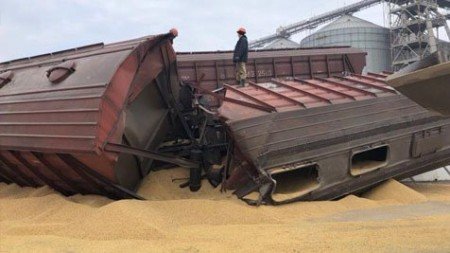 В Черноморском порту с рельсов сошел поезд