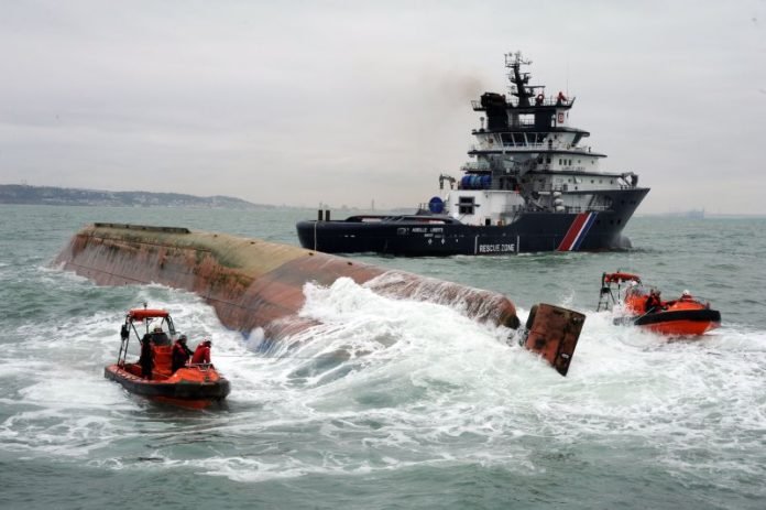 В проливе Ла-Манш перевернулся сухогруз