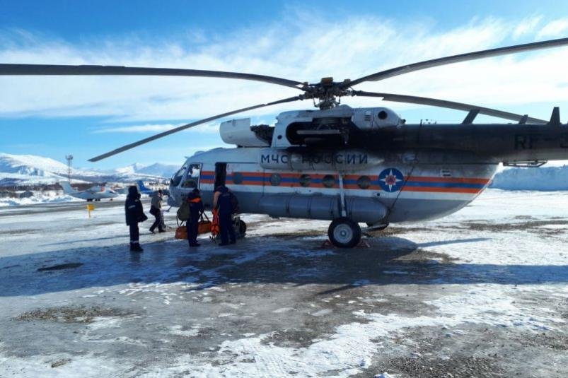 Вертолет эвакуировал больного моряка с судна в замерзшем Охотском море (ВИДЕО)