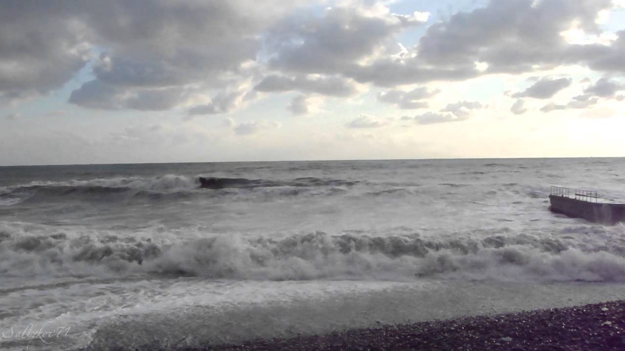Высокие волны, ветер и обледенения угрожают судам в четырех морях и в одном океане