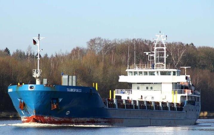 Пострадавшее судно «Transforza» ожидает своего вердикта на якоре у острова Кихнуи