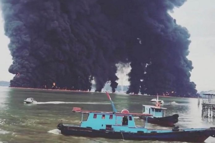Разлив топлива в Индонезии: пожар на балкере