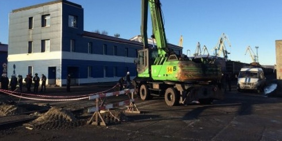 В порту Мурманска водитель погрузчика ездил по человеку, не подозревая, что губит чью-то жизнь (ВИДЕО)