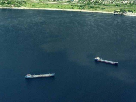 В России с горящего танкера экстренного эвакуировали всех людей