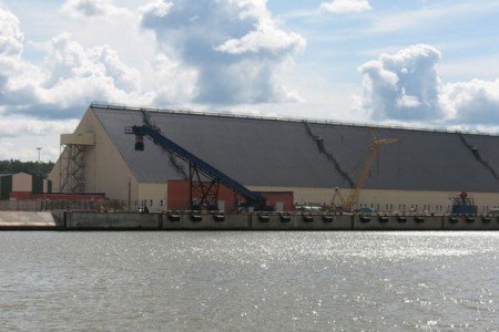 В российском порту загорелась сера