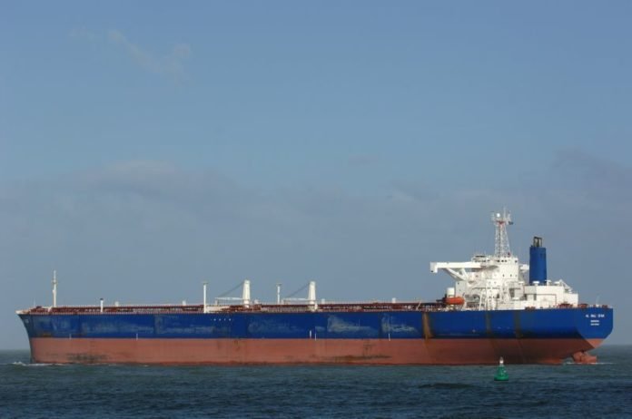 Крупнейший в мире балкер горел у берегов Бразилии