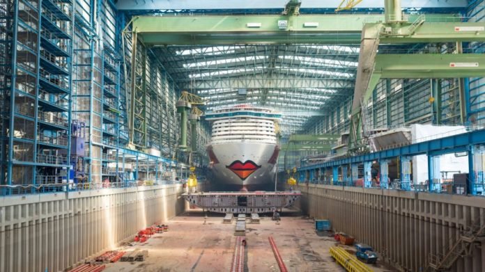 Лайнер AIDAnova украсила улыбка