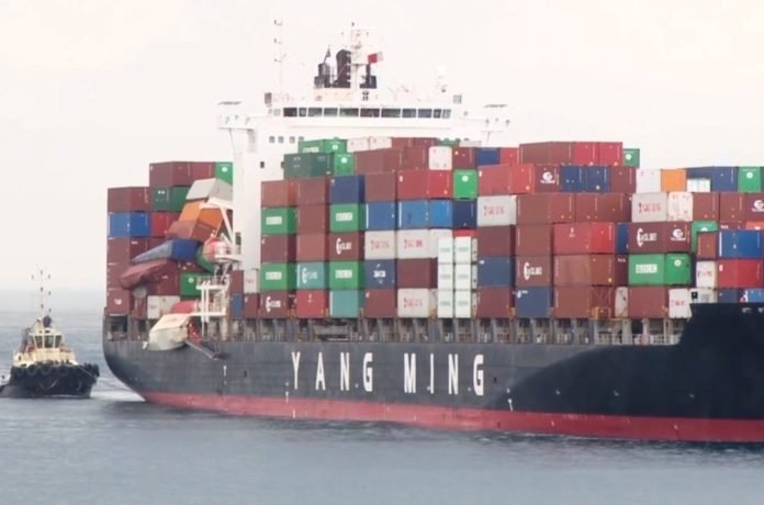 Последствия штормов: контейнеры в море