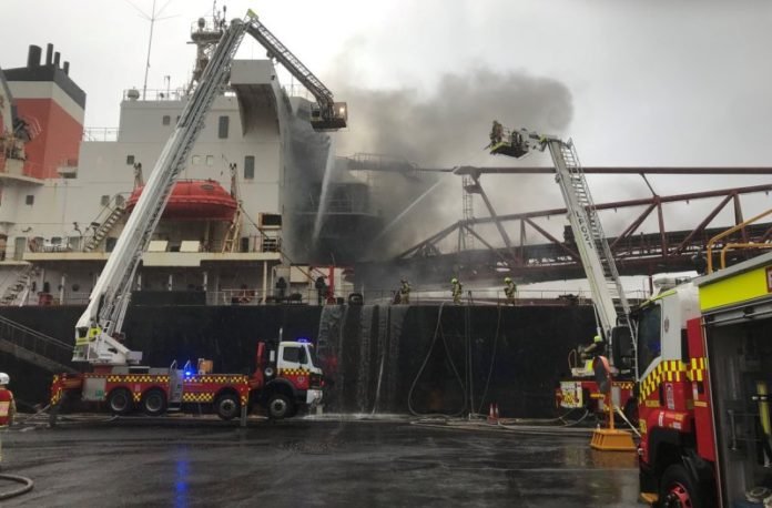 Пожар на балкере в австралийском порту