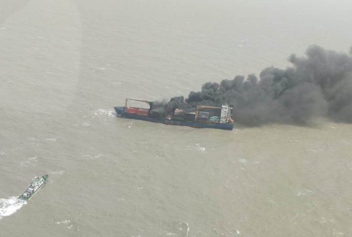 Пожар на борту контейнеровоза: моряки спасены