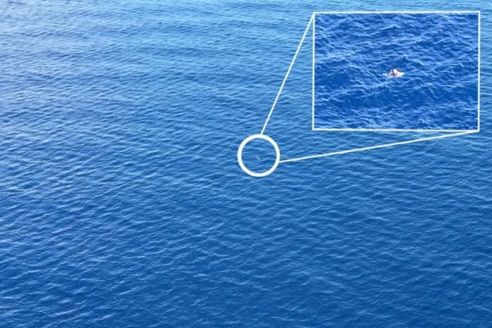 У берегов США спасли упавшего за борт моряка