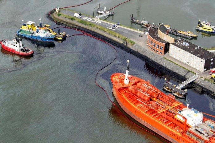 В Голландии танкер навалился на причал