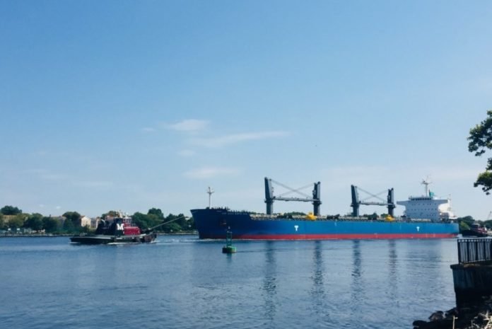 Балкер GDF Suez North Sea отбуксирован в порт: фото