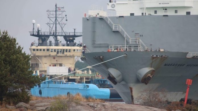 Ро-ро судно Makassar Highway сняли с мели и отбуксировали в порт