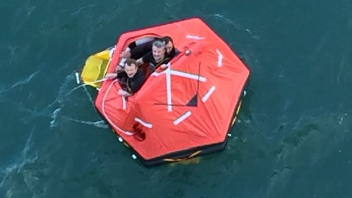 Рыбаков с затонувшего судна спас круизный лайнер