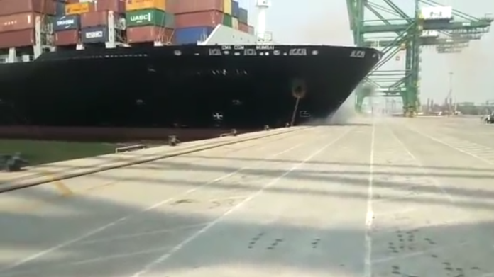 Видео: контейнеровоз CMA CGM протаранил причал.