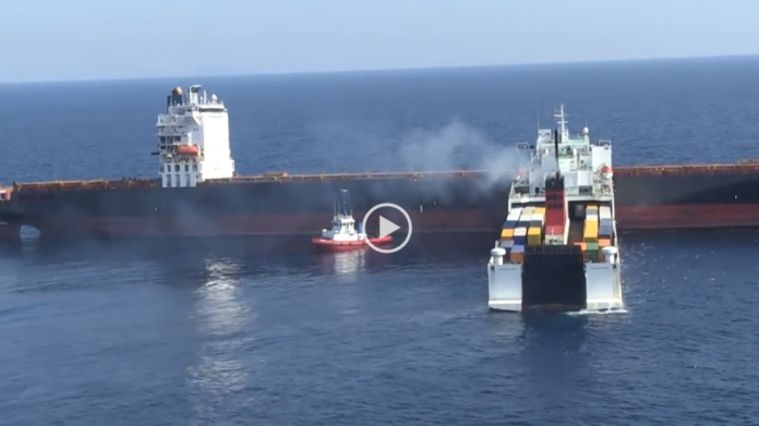 ВИДЕО: У берегов Франции столкнулись паром и контейнеровоз