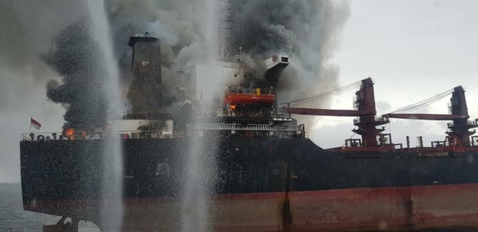 Видео: 22 члена экипажа спасены во время пожара на балкере