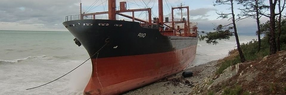 Экипаж судна прожил на побережье неделю