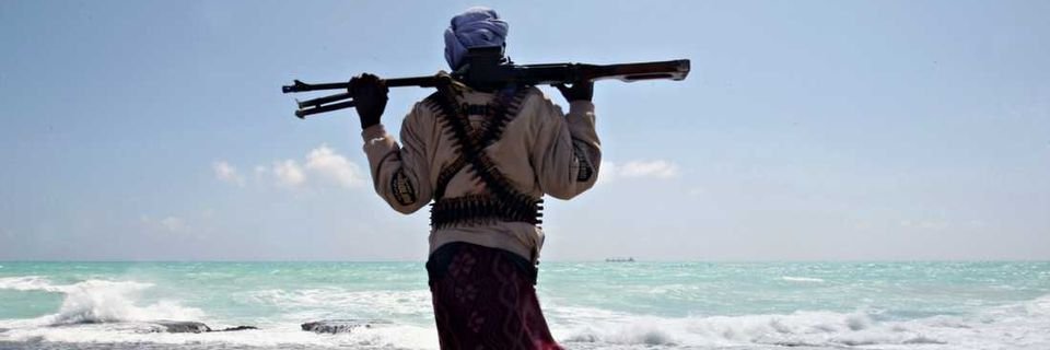 Экипаж танкера, который своими силами отбился от пиратов, — назвали героями