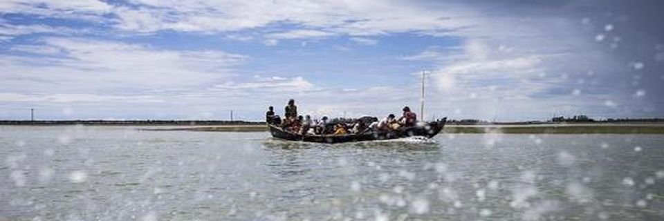 Экипаж вместо рыбы выловил в море тонущих людей