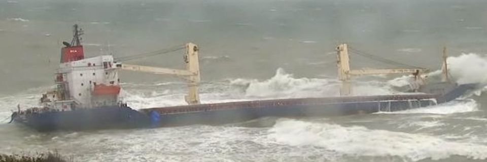 Шторм едва не погубил судно с командой у берегов Турции (ВИДЕО)