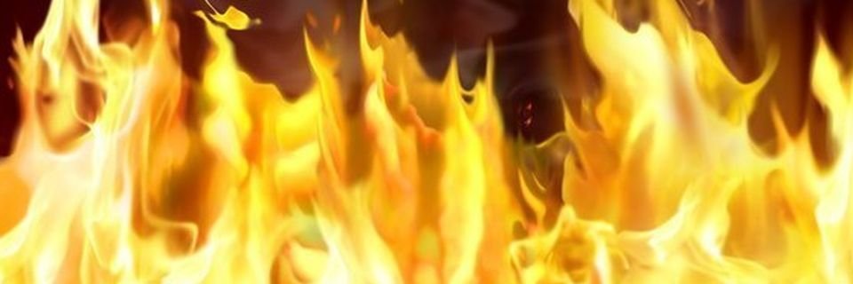 Судно едва не сгорело у причала (ВИДЕО)