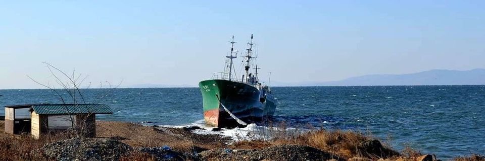 Судно с экипажем выкинуло на российский берег