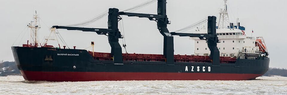 Судно заблокировало в порту два траулера и лишило их моряков заработка