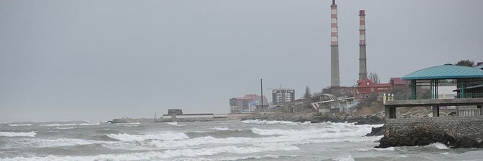 В Каспийском море пытаются эвакуировать моряков с тонущего судна