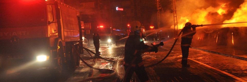 Горящий сухогруз не могли спасти из-за его удаленности от берега