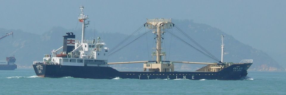 Из 15 членов экипажа затонувшего судна спастись удалось лишь пятерым