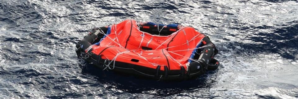 Неопознанный плот «всплыл» вблизи Керчи после Нового года