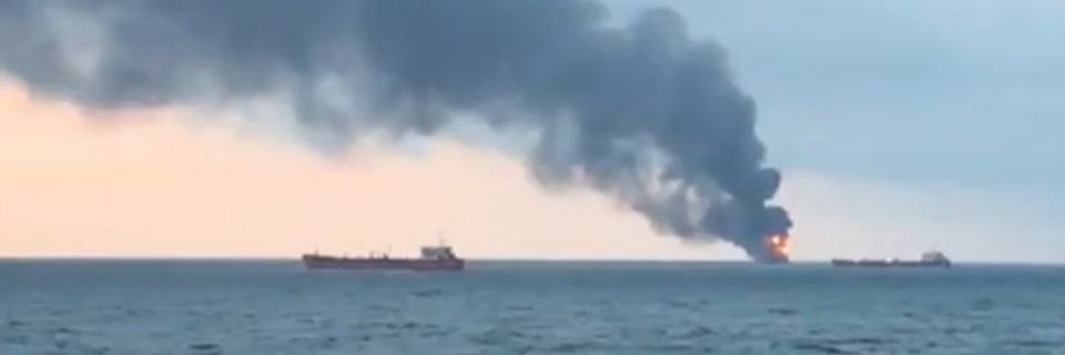 Оба судна всё ещё горят в Керченском проливе: погибло 14 моряков (ВИДЕО)