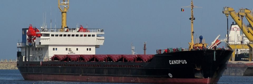 Российского капитана нашли мертвым в своей каюте