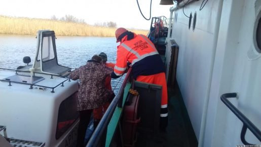 С двух судов эвакуированы пострадавшие члены экипажа (ФОТО)