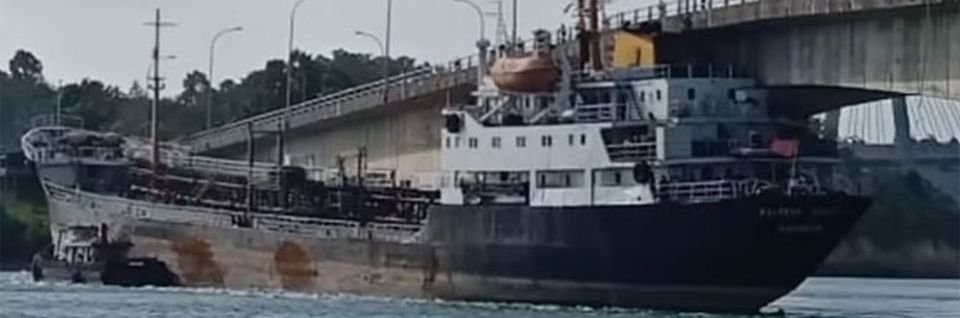 Танкер находится под арестом, но «отправился» в незапланированный рейс