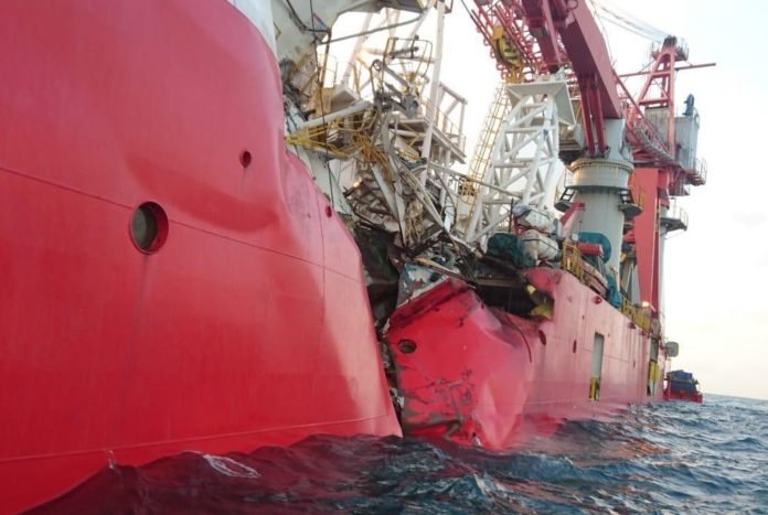 Танкер потопил судно-трубоукладчик в Сингапурском проливе